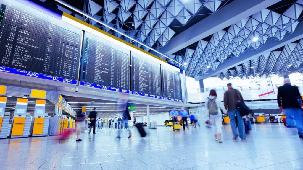 Imagem de aeroporto movimentado em Frankfurt